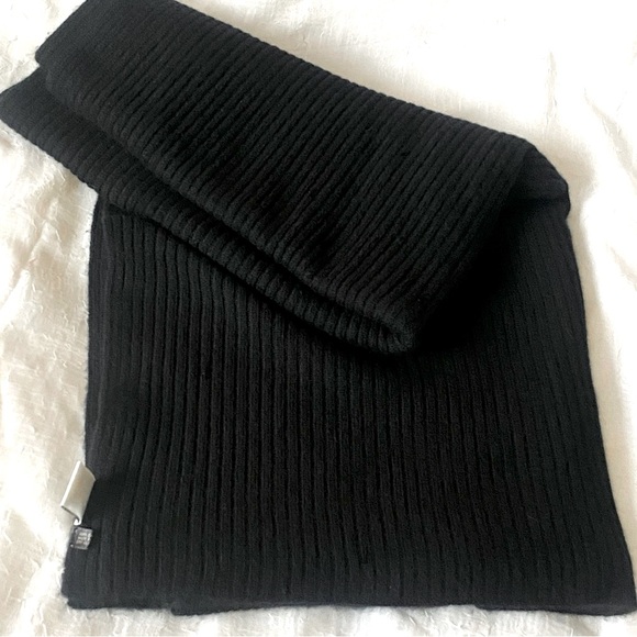Portolano Ribbed Black Cashmere Scarf - Picture 6 of 13